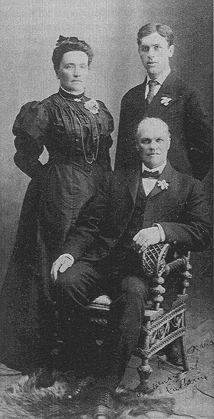 Evan Stephens (sentado), com a governanta e Noel S. Pratt, um de seus companheiros