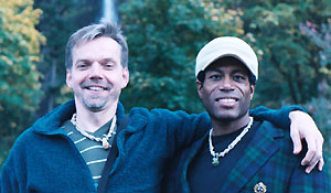 John Donald Gustav-Wrathall (à esquerda) com o parceiro Göran