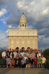 Maio de 2014 Participantes do Retiro de Liderança da Afirmação posam para uma foto em grupo no templo de Nauvoo 