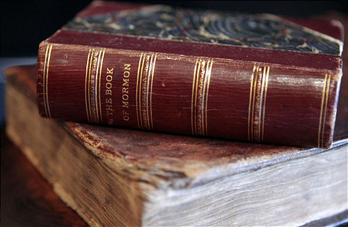 Varias formas de las escrituras del Libro de Mormón en la librería de Brent F. Ashworth en Provo el viernes 9 de enero de 2009. Fotografía de Jason Olson