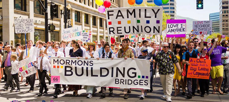 Miembros de la Iglesia marchan com o grupo "Mórmons Building Bridges" (Mormones Construyendo Puentes) na Marcha del Orgullo LGBT em San Francisco