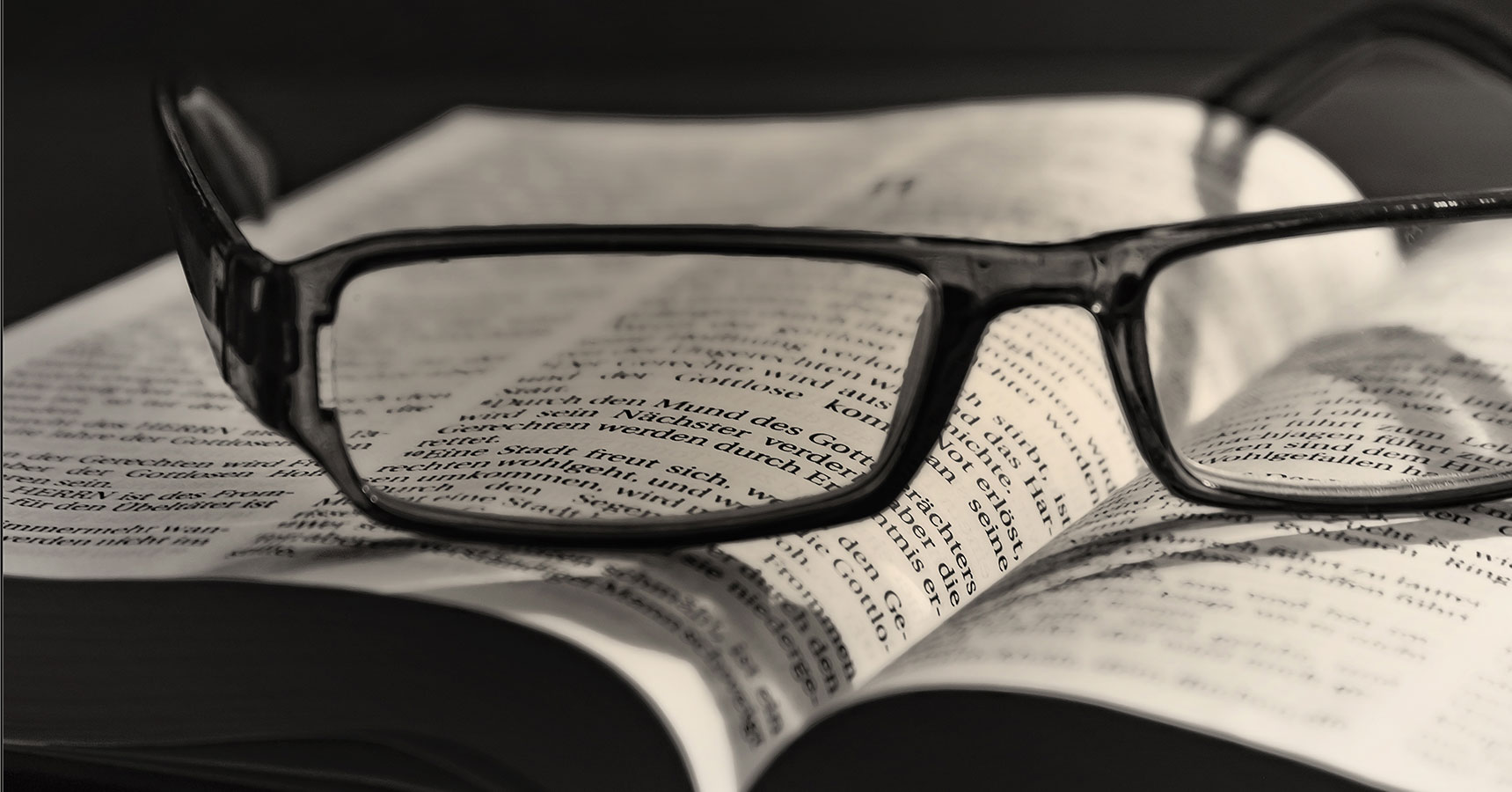 Óculos no livro