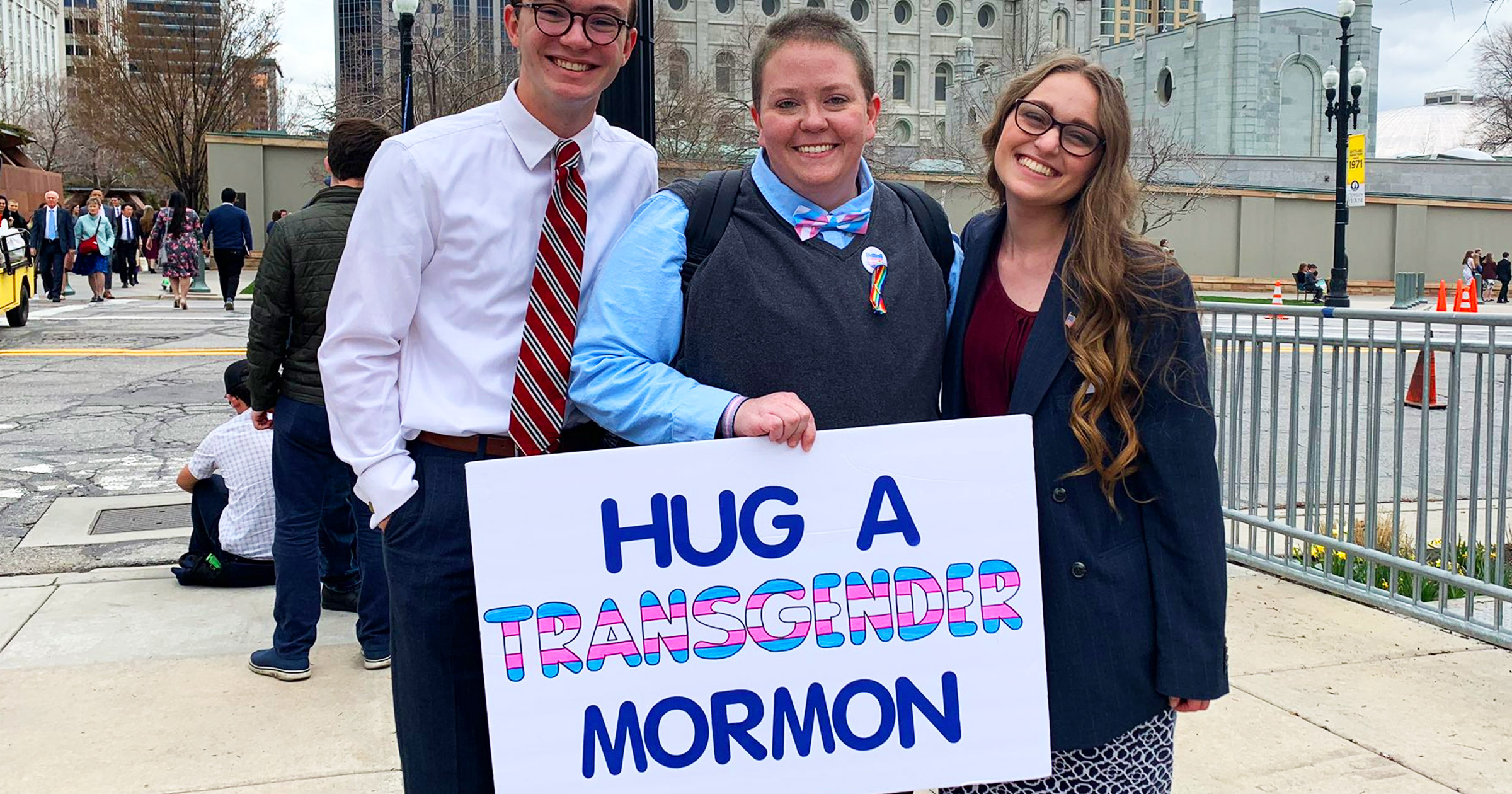Kris Irvin abraza a un mormón transgénero