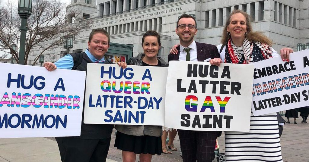 Peter Moosman abraza a un gay mormón