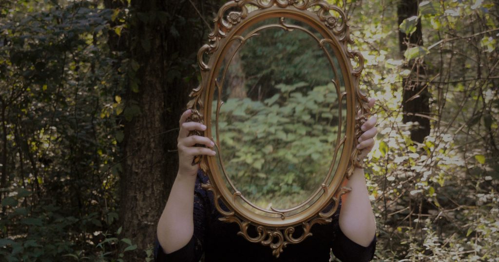 Mujer sosteniendo un espejo