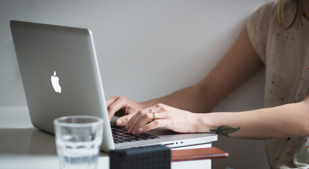 Mujer, mujer, computadora portátil, escritura
