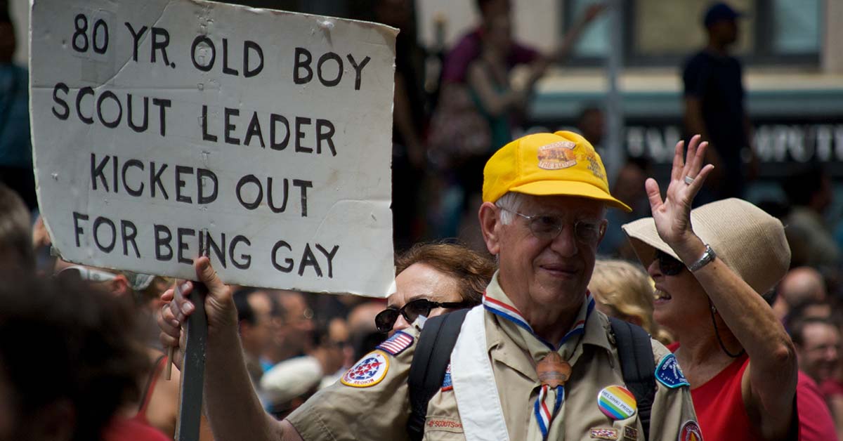 O membro da Afirmação e escoteiro David Baker, centro, se reuniu pela inclusão de gays nos escoteiros na quarta-feira em Washington, DC, antes do voto da liderança.