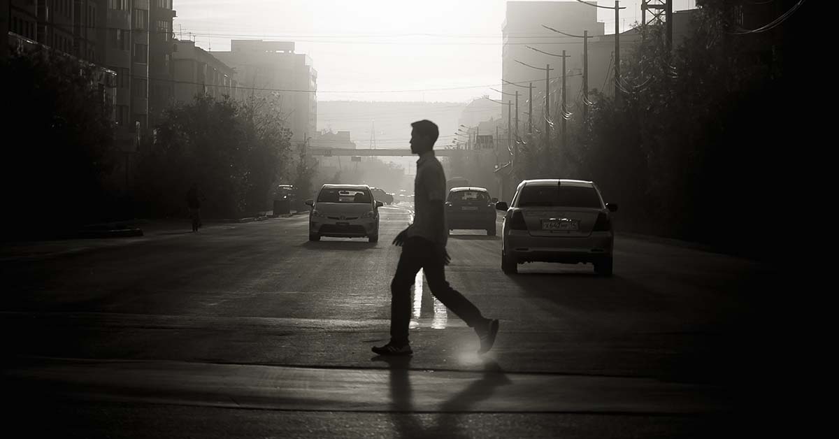 Hombre cruzando la calle