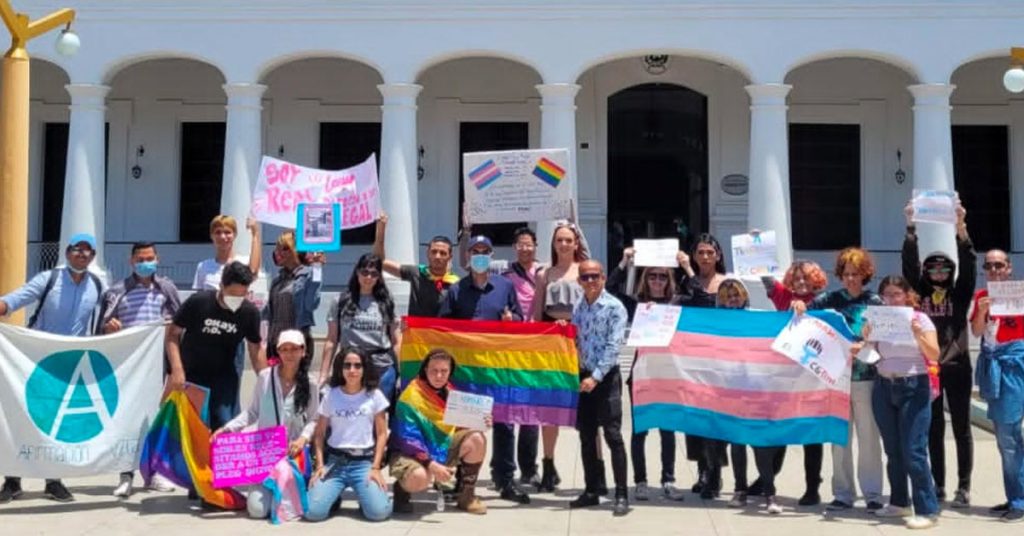 Miembros de Afirmación Venezuela junto con miembros de organizaciones LGBTIQ+ aliadas. Detrás, el palacio de gobierno del Zulia.
