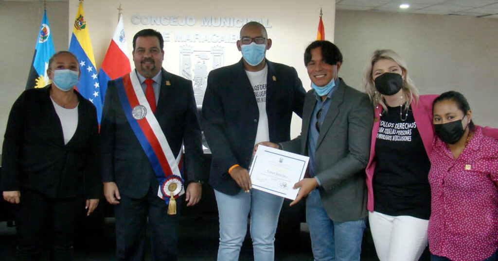 Marcial Fuenmayor, presidente da Afirmación Venezuela, acompanhado por autoridades de alto nível, que entregaram o prêmio honorário à Afirmação.