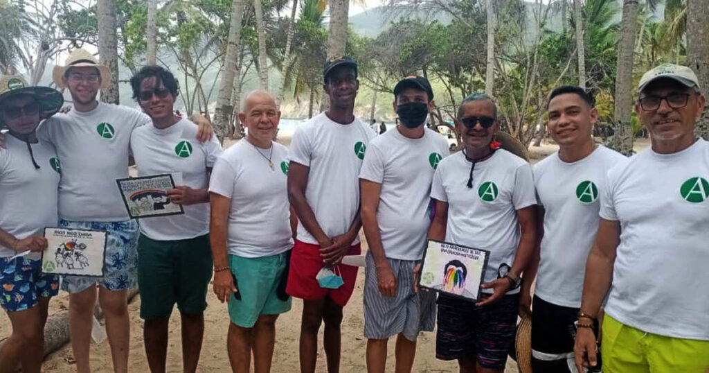 Membros da Afirmación Venezuela em um dia de ativismo comunitário. Praia Grande. Choroní-Venezuela.