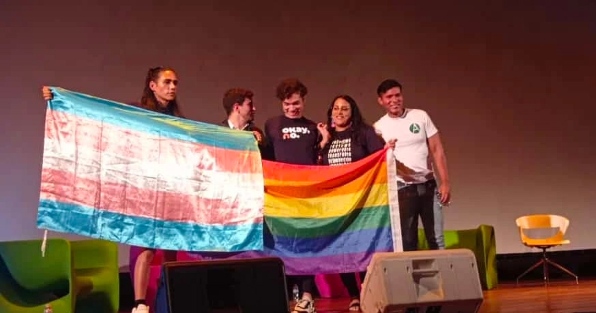 À esquerda, Marcial Fuenmayor, presidente da Afirmación Venezuela, compartilhando um painel com ativistas LGBTQI+ venezuelanos na VI Feira de Direitos Humanos do Estado de Zulia.