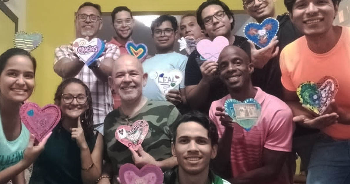 Miembros de afirmación Venezuela celebrando el valor de amistad mostrando sus corazones artisticos de San Valentín.
